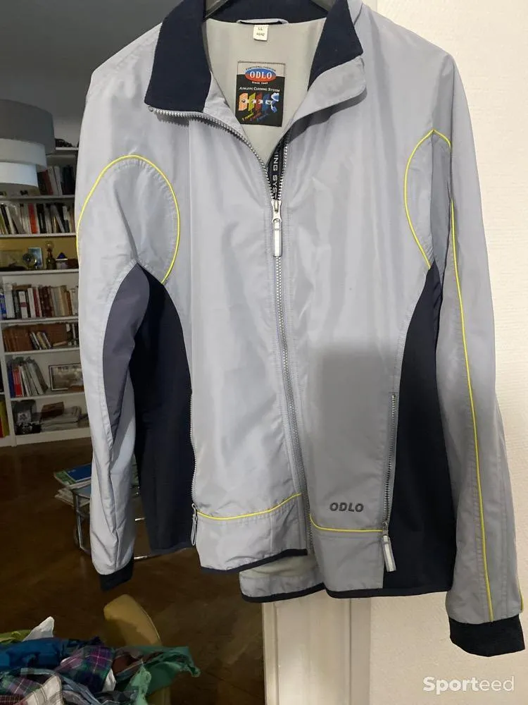 Blouson sport  d'occasion Ajouté le : 22/09/2023