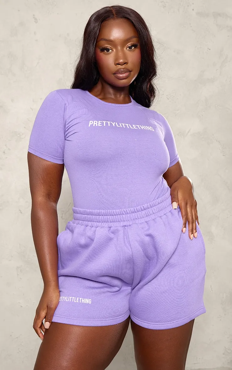 PRETTYLITTLETHING Plus Body violet manches courtes à slogan